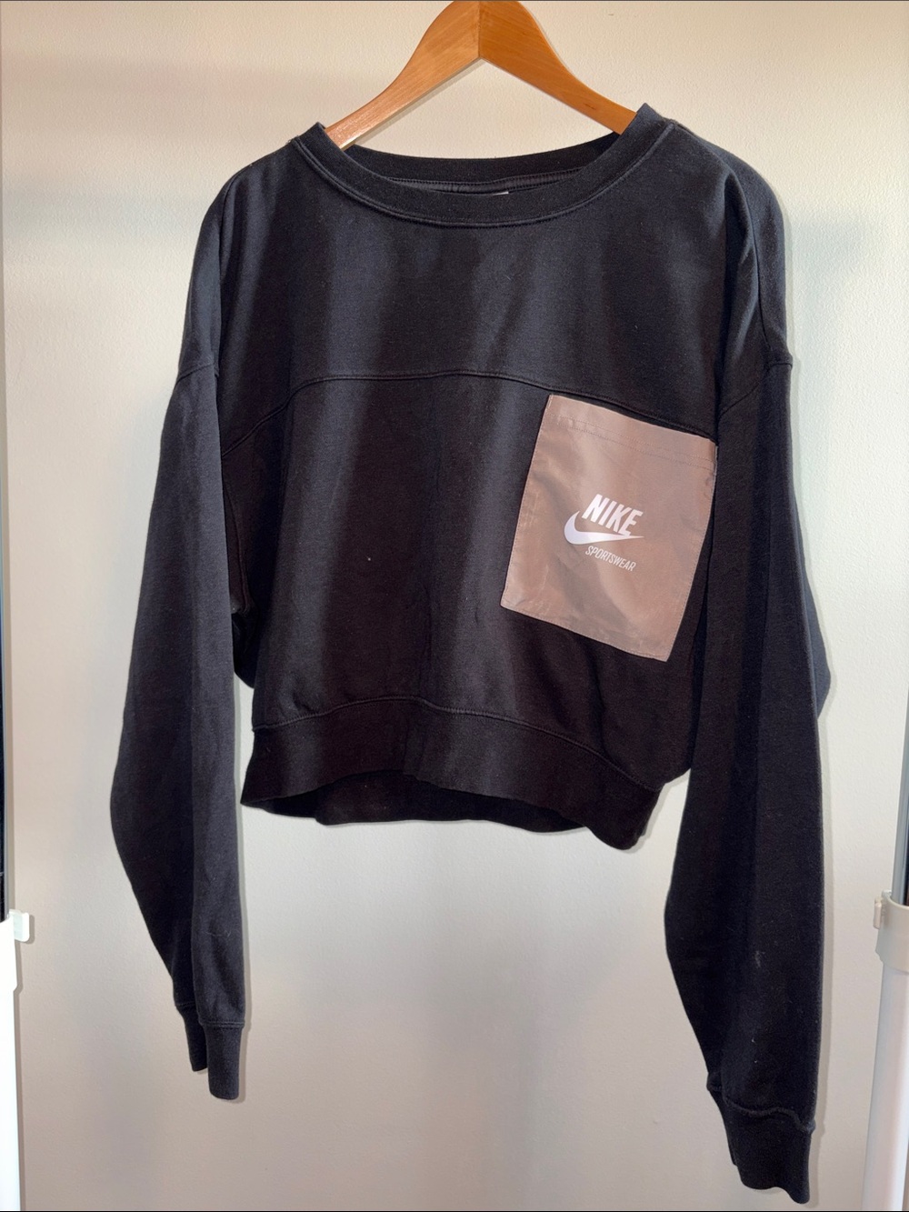 Nike Women's Black Cropped Sweatshirt with Contrasting Pocket